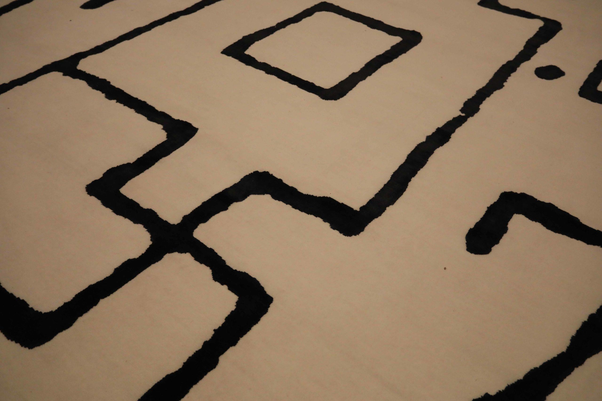 India Area Rugs Circa 1990 - Wool Black Ivory Design - 92394 In Excellent Condition For Sale In Dallas, TX