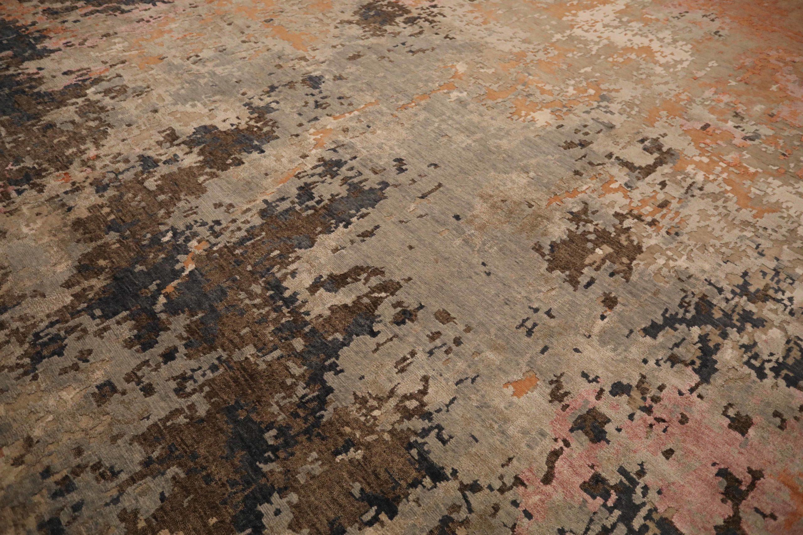 India Area Rugs Circa 1990 - Wool Brown Green Ivory Orange Design - 91704 In Excellent Condition For Sale In Dallas, TX