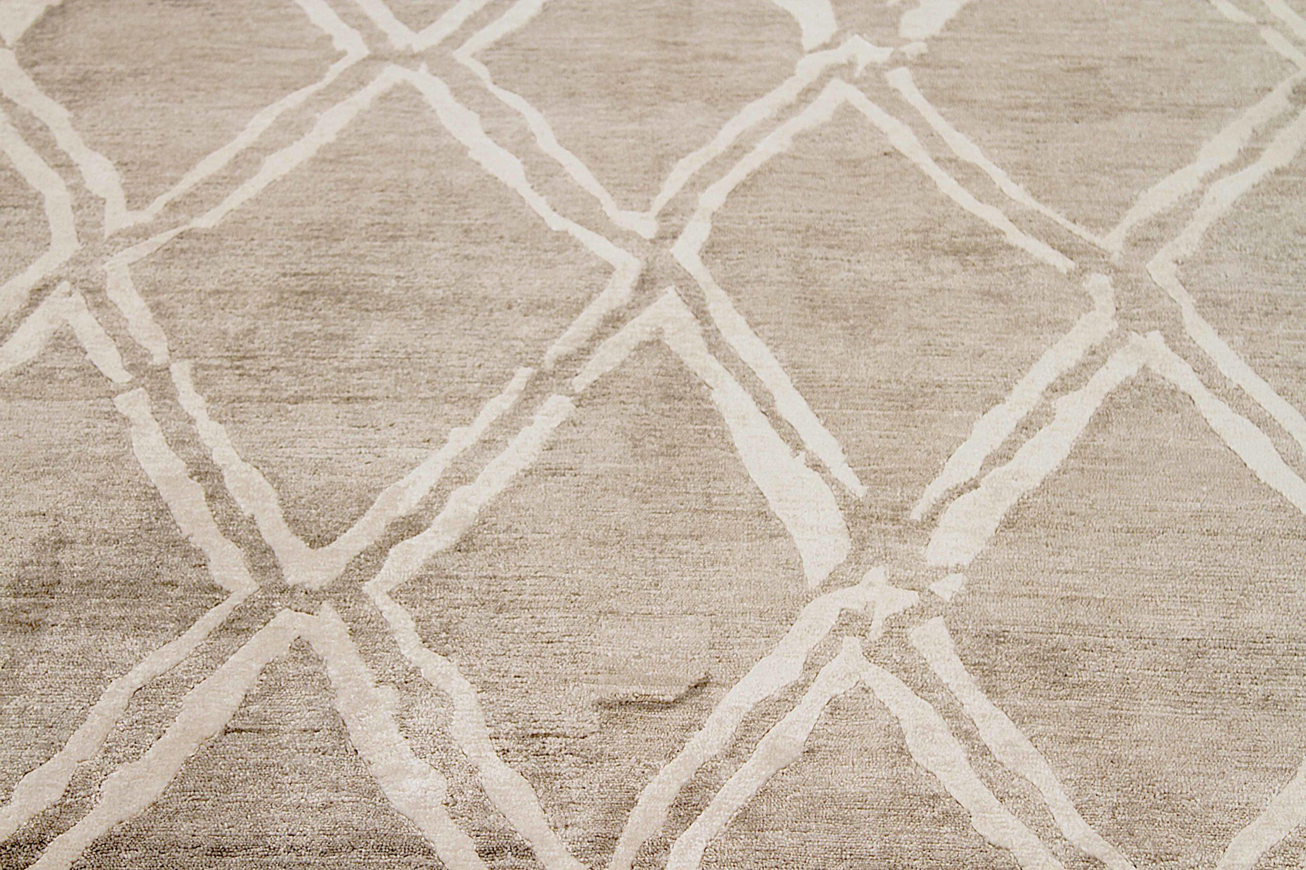 India Area Rugs Circa 1990 - Wool Brown Ivory Taupe Design - 92480 In Excellent Condition For Sale In Dallas, TX