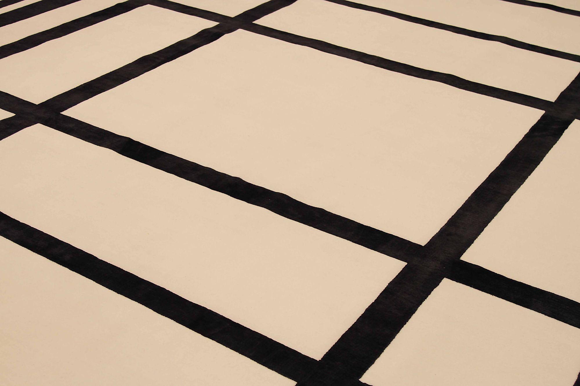 Découvrez l'élégance de l'article d'Eleg présentant des tapis de zone de Circa 1990. Conçu avec de la laine et du Black/One, ce design exclusif est parfait pour mettre en valeur votre espace.