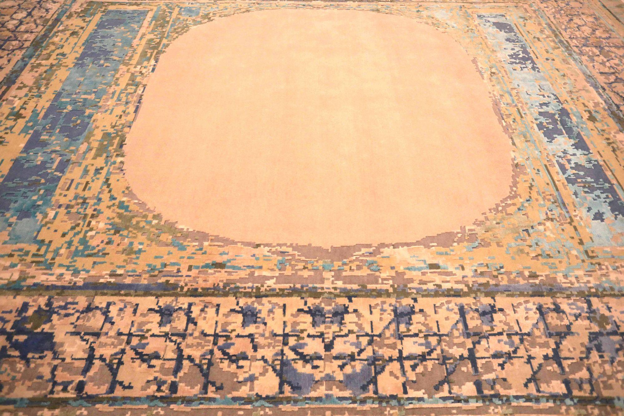 Découvrez l'élégance de l'article d'Eleg présentant des tapis de zone de Circa 1990. Conçu avec de la laine et du BlueBrownIvory, ce design exclusif est parfait pour mettre en valeur votre espace.