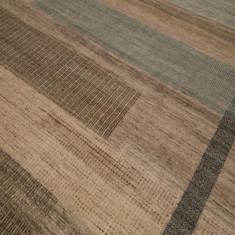 Descubre la elegancia de la India con el artículo Alfombras de área de Circa 1990. Diseñado con lana y azul-marrón-marfil, este diseño exclusivo es perfecto para realzar tu espacio.