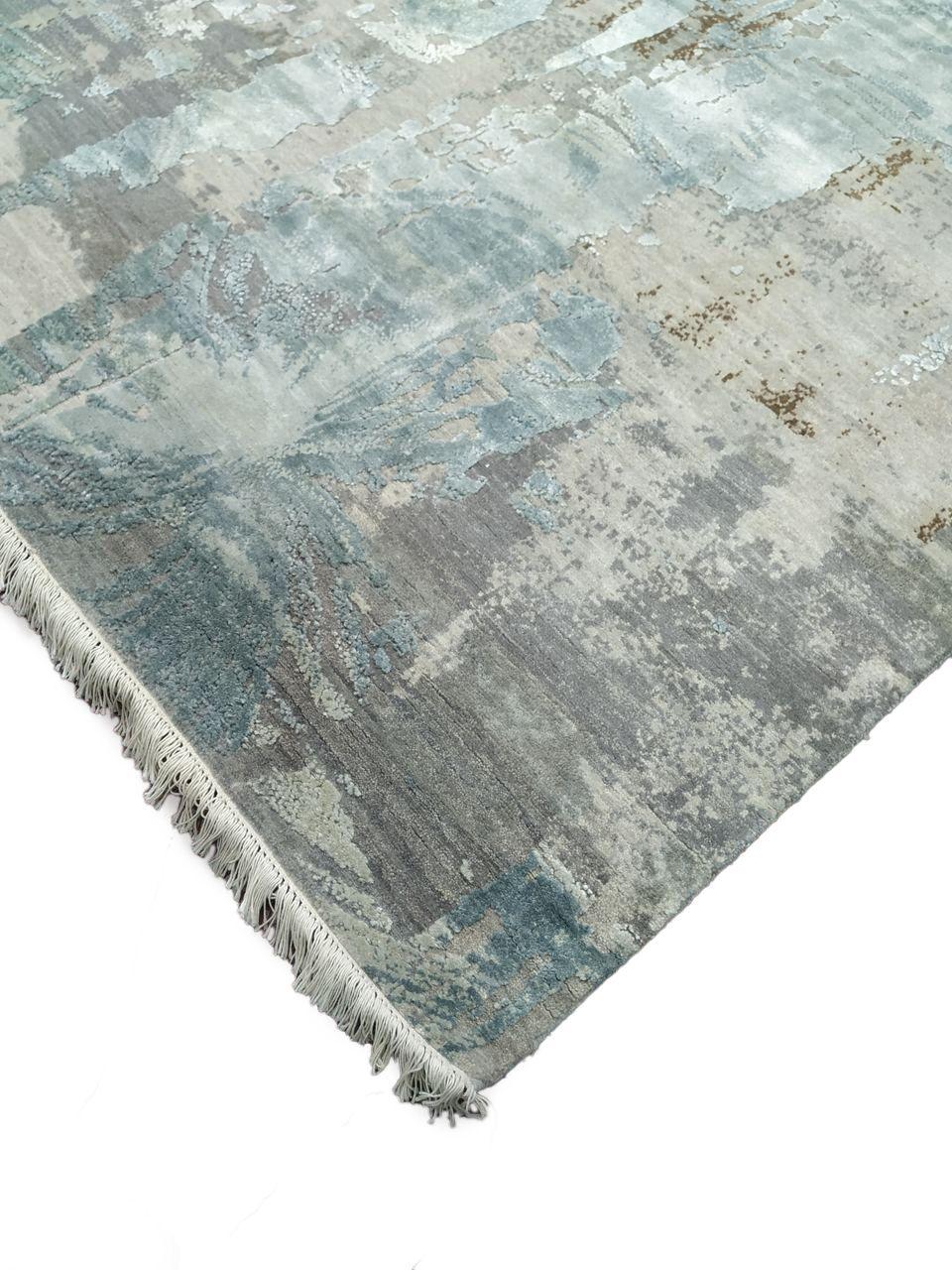 Entdecken Sie die Eleganz Indiens mit Teppichen aus der Zeit um 1990. Dieses exklusive Design aus Wolle und Blau-Elfenbein eignet sich perfekt, um Ihren Raum zu verschönern.