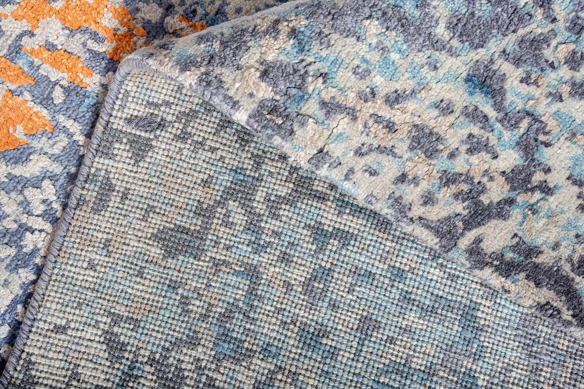 Entdecken Sie die Eleganz Indiens mit Teppichen aus der Zeit um 1990. Dieses exklusive Design aus Wolle und Blau-Elfenbein-Orange ist perfekt, um Ihren Raum zu verschönern.