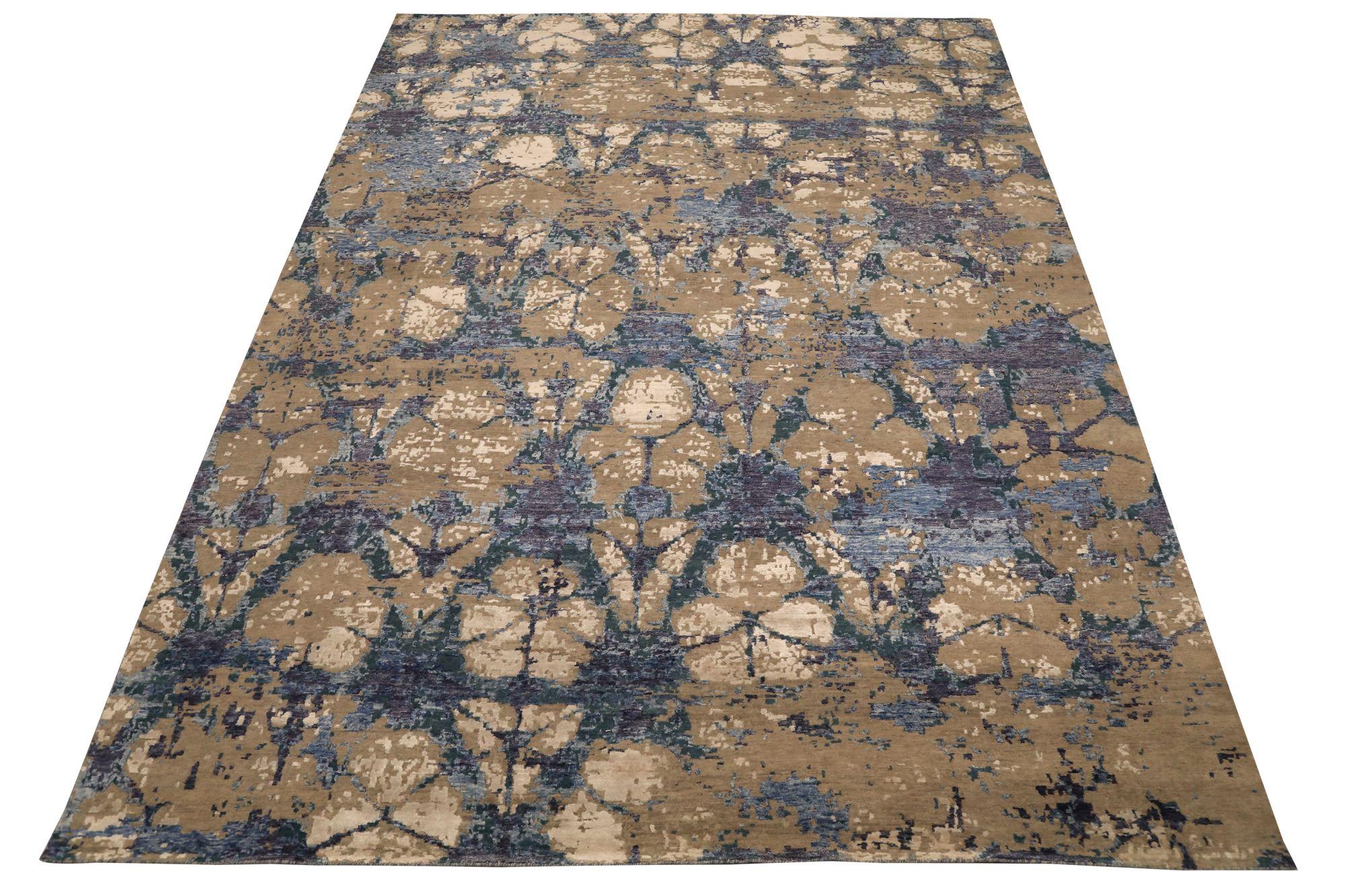 Descubre la elegancia de la India con el artículo Alfombras de área de Circa 1990. Diseñado con lana y topo azul marfil, este diseño exclusivo es perfecto para realzar tu espacio.