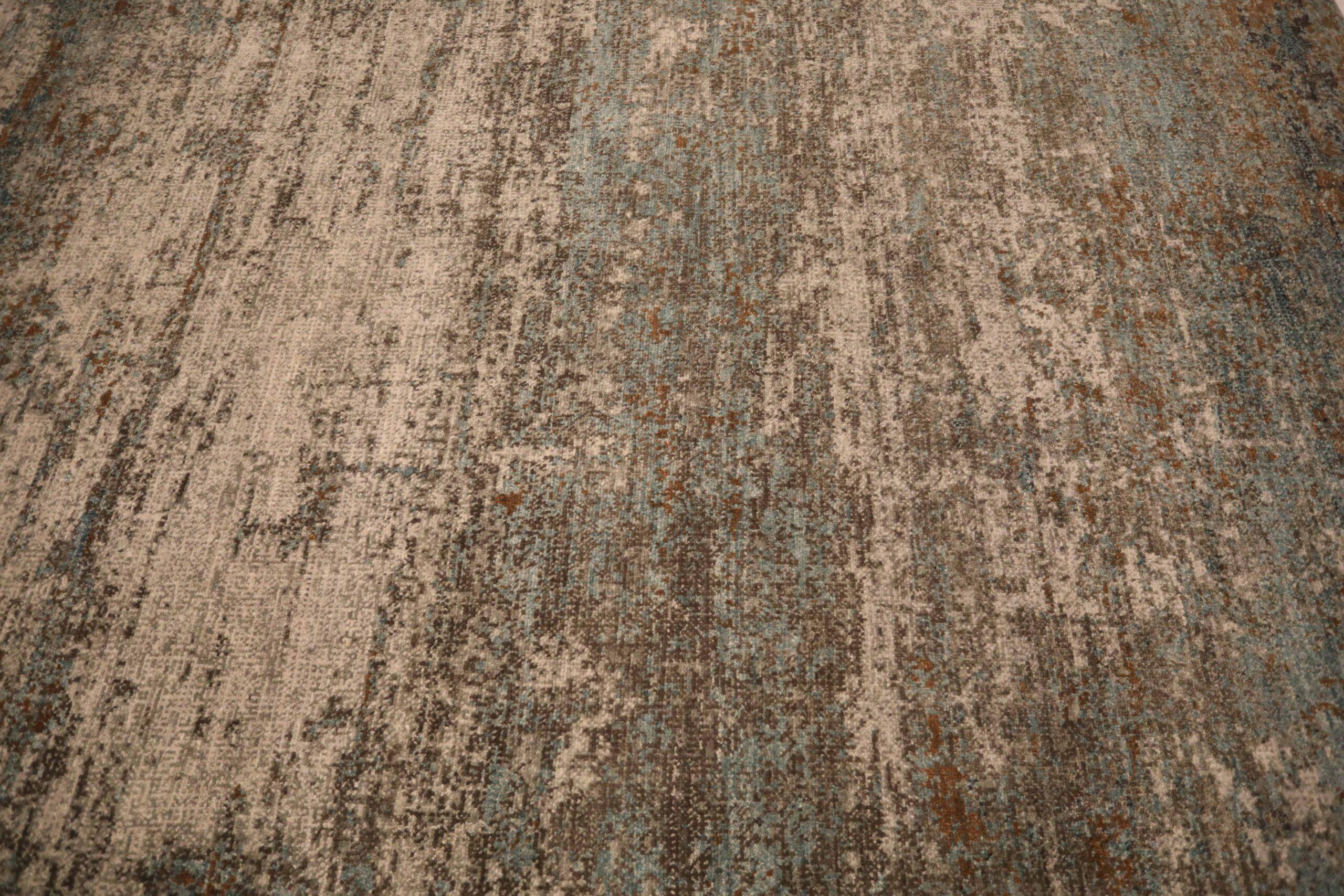 Découvrez l'élégance de l'article d'Eleg présentant des tapis de zone de Circa 1990. Conçu avec de la laine et du BrownGrayTaupe, ce design exclusif est parfait pour mettre en valeur votre espace.