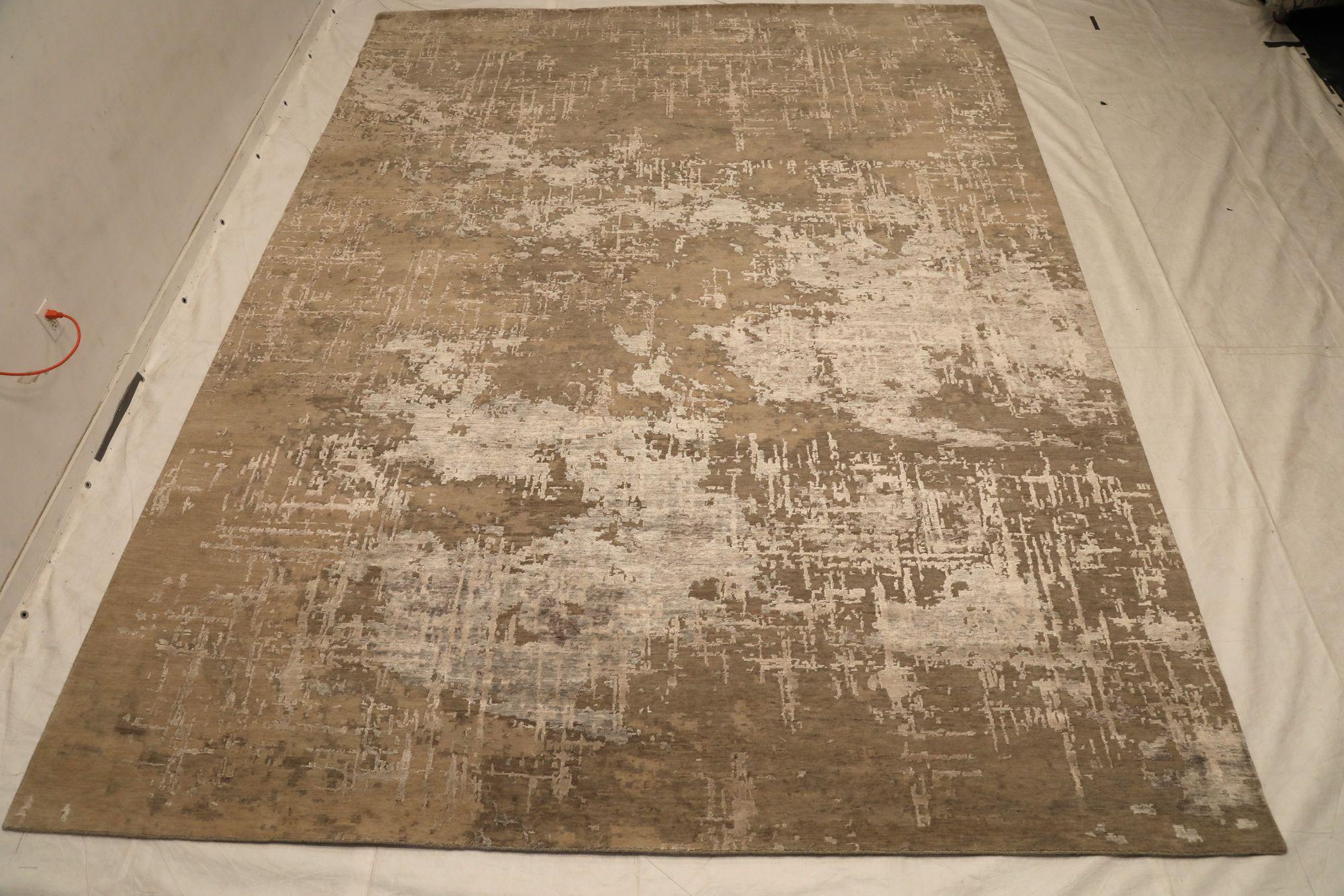 Entdecken Sie die Eleganz Indiens mit Teppichen aus der Zeit um 1990. Dieses exklusive Design aus Wolle und IvoryTaupe ist perfekt, um Ihren Raum zu verschönern.
