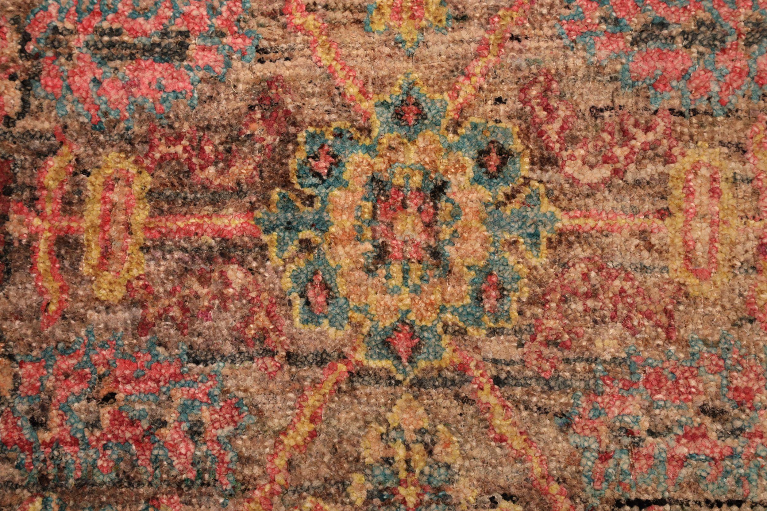 Moderne Tapis de laine rose rouge jaune motif indien - 94241 en vente