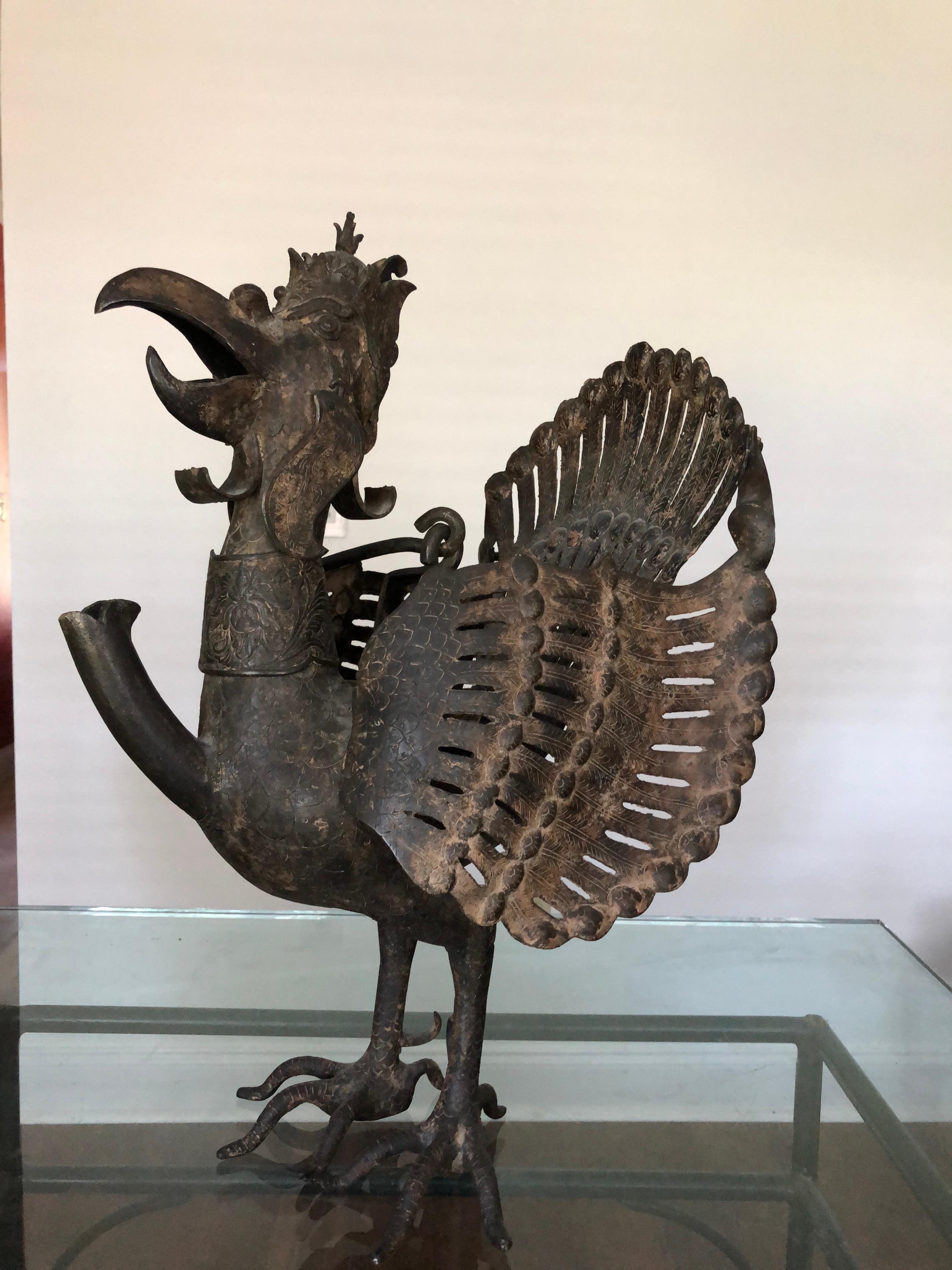 Questa lampada a olio in ferro proviene dalla zona montuosa dell'India. Forgiato a mano come un uccello con una gruccia, un'apertura per l'olio e un beccuccio per lo stoppino. Meraviglioso pezzo antico.