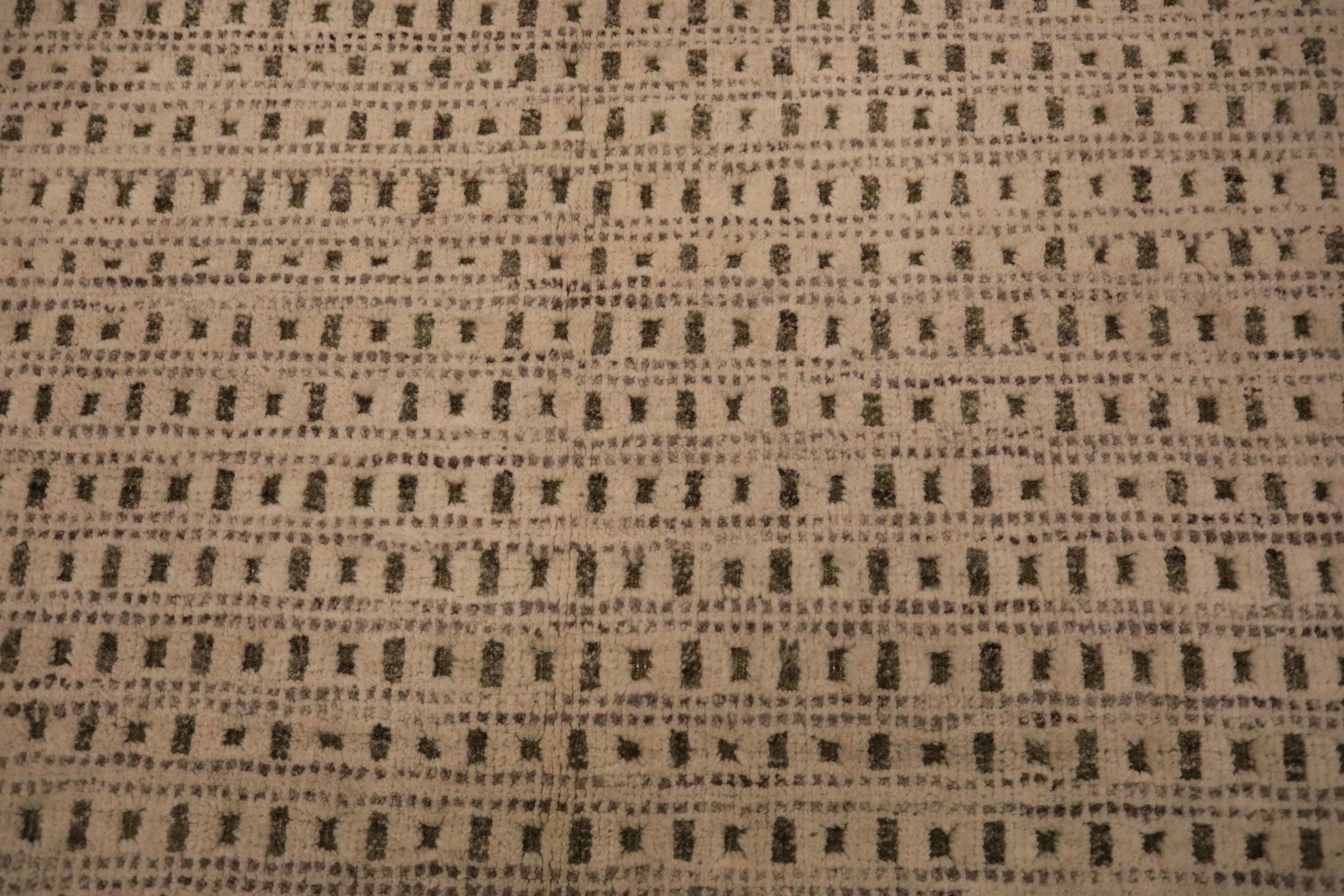 India Cameron Collection Small Rug Circa 1990 - Wool Brown Ivory Design - 90594 In Excellent Condition For Sale In Dallas, TX
