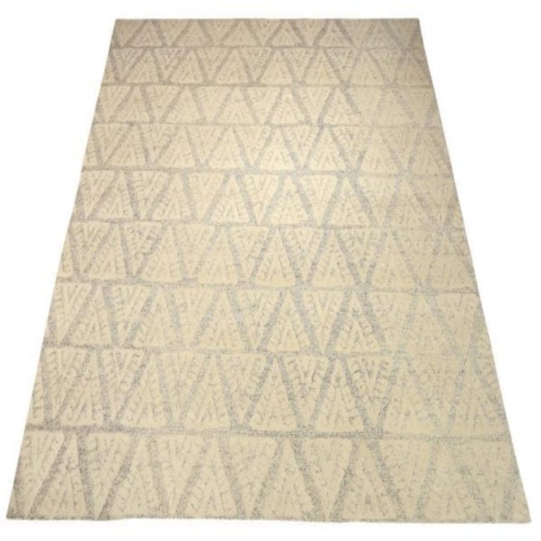 Scopri l'eleganza della collezione India Comfort con il tappeto Over Size di CIRCA 1990. Progettato in lana e marrone-avorio, questo design esclusivo è perfetto per valorizzare il tuo spazio.