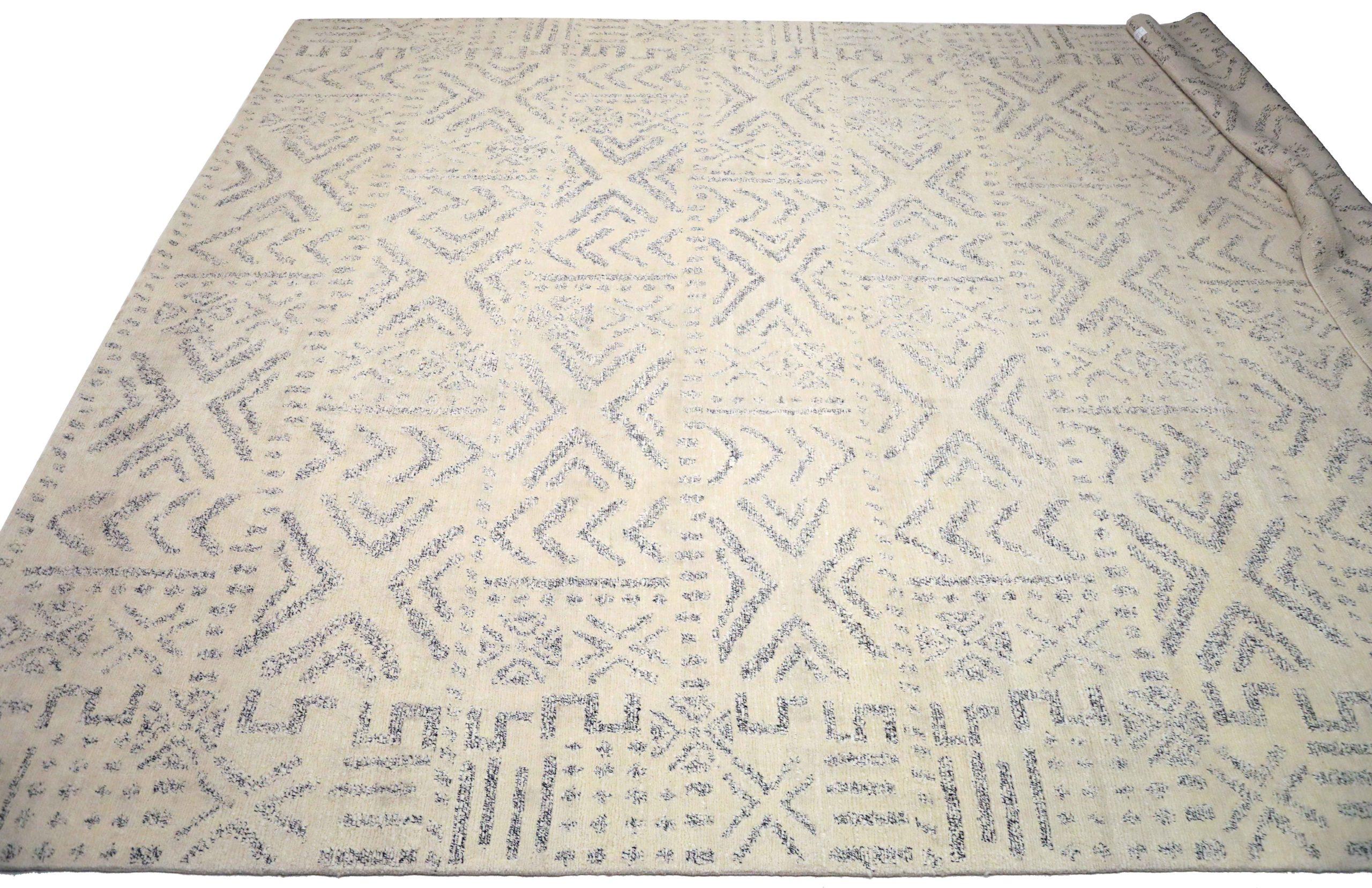 Descubre la elegancia de la colección India Comfort con la alfombra Over Size de Circa 1990. Diseñado con lana y marrón-marfil, este diseño exclusivo es perfecto para realzar tu espacio.