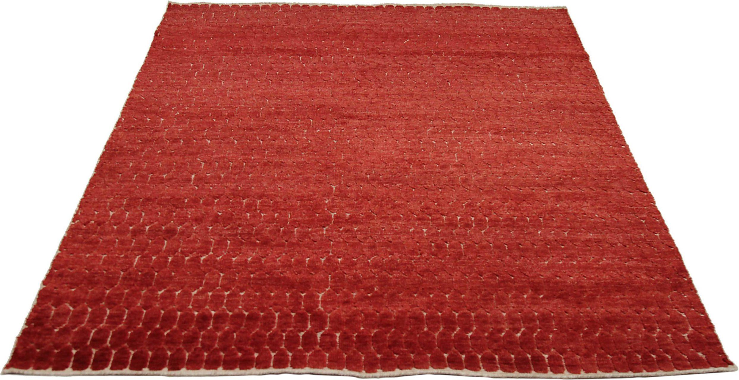 Descubre la elegancia de la Alfombra Pequeña India Crimson de Circa 1990. Diseñado con lana y rojo, este diseño exclusivo es perfecto para realzar tu espacio.
