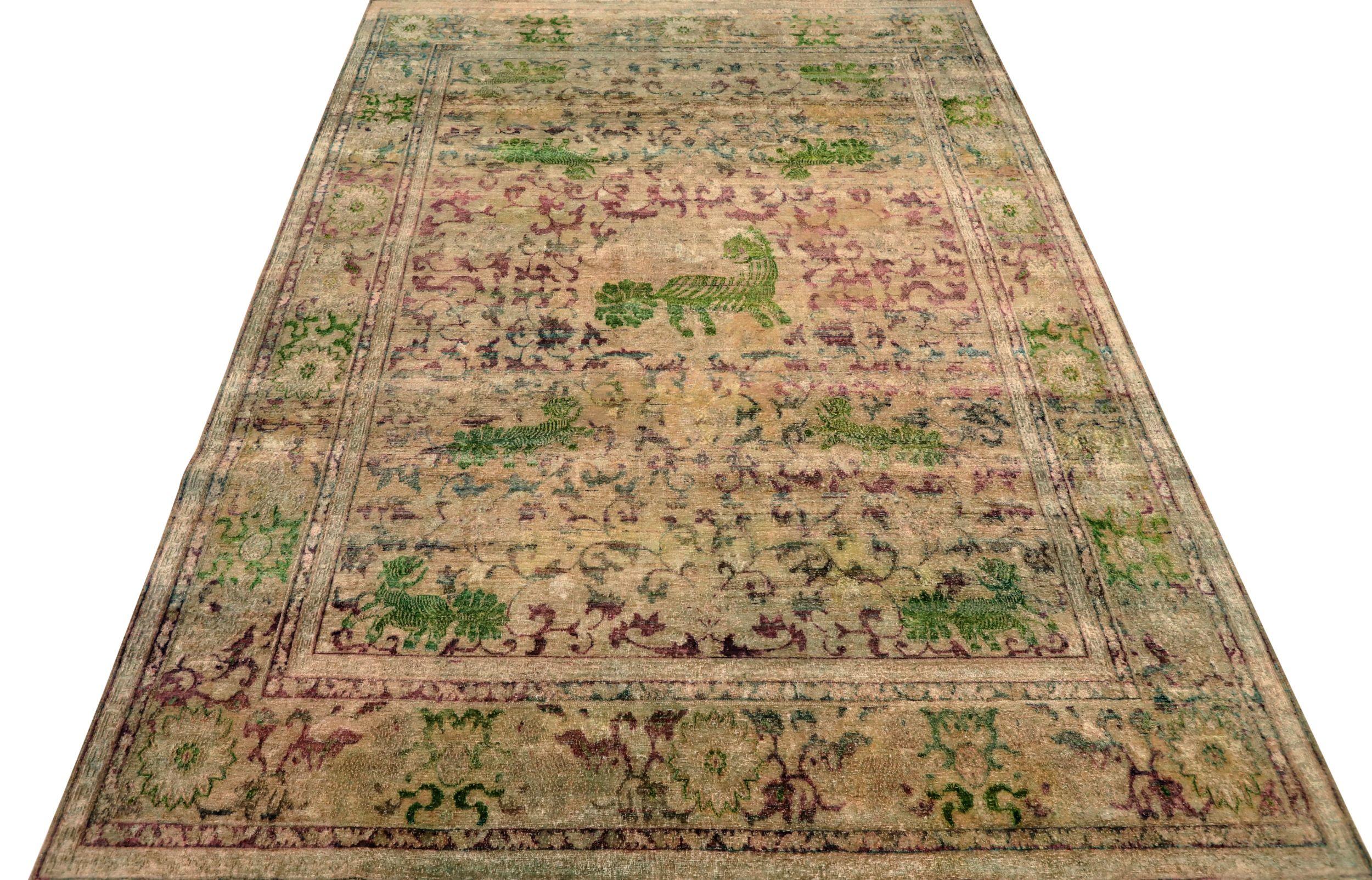 Entdecken Sie die Eleganz von India Dragon mit den Area Rugs von Circa 1990. Dieses exklusive Design aus Baumwolle und GrünElfenbeinRotGelb ist perfekt, um Ihren Raum zu verschönern.
