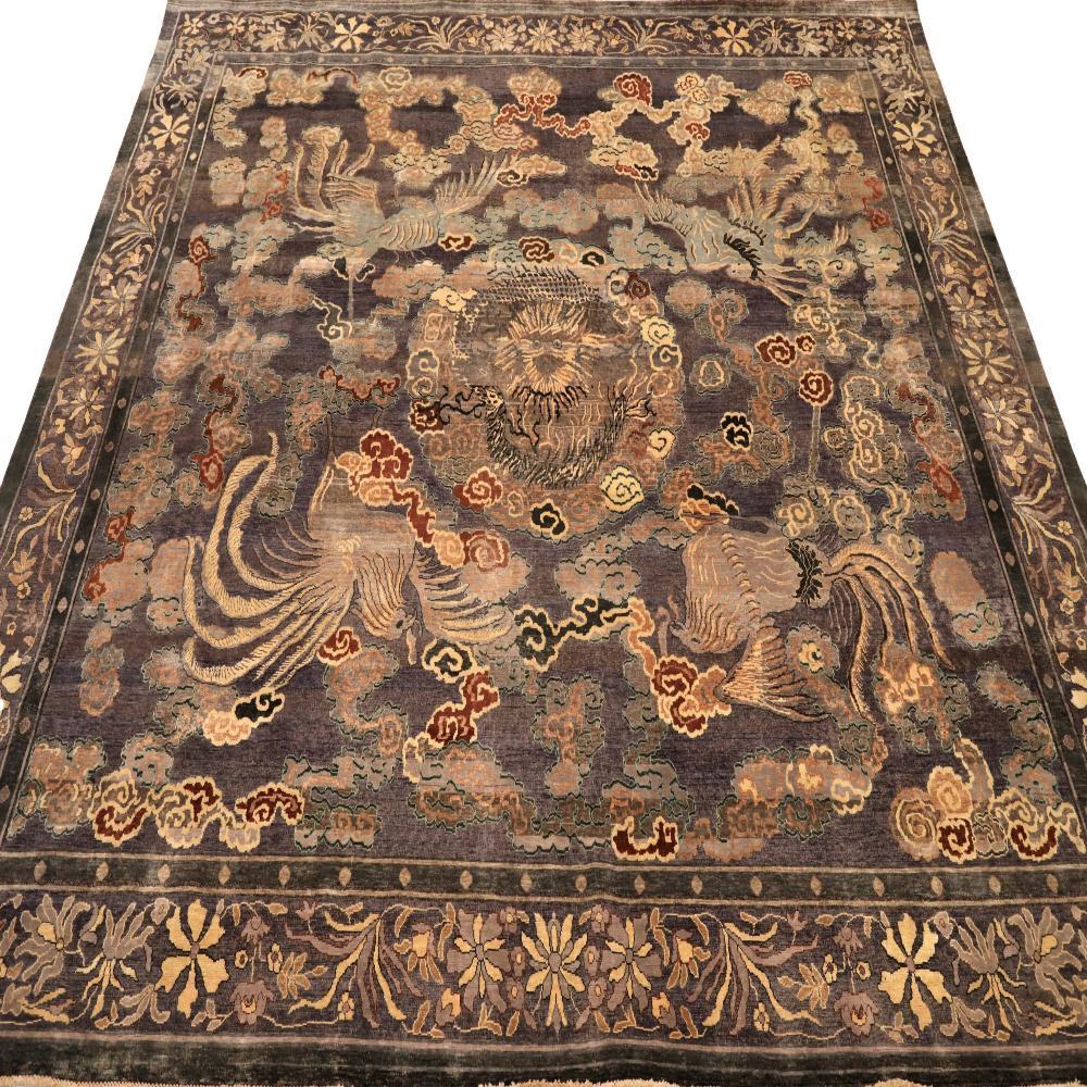Descubre la elegancia de India Dragon con las alfombras de área de Circa 1990. Diseñado con lana y marrón-marfil-amarillo, este diseño exclusivo es perfecto para realzar tu espacio.