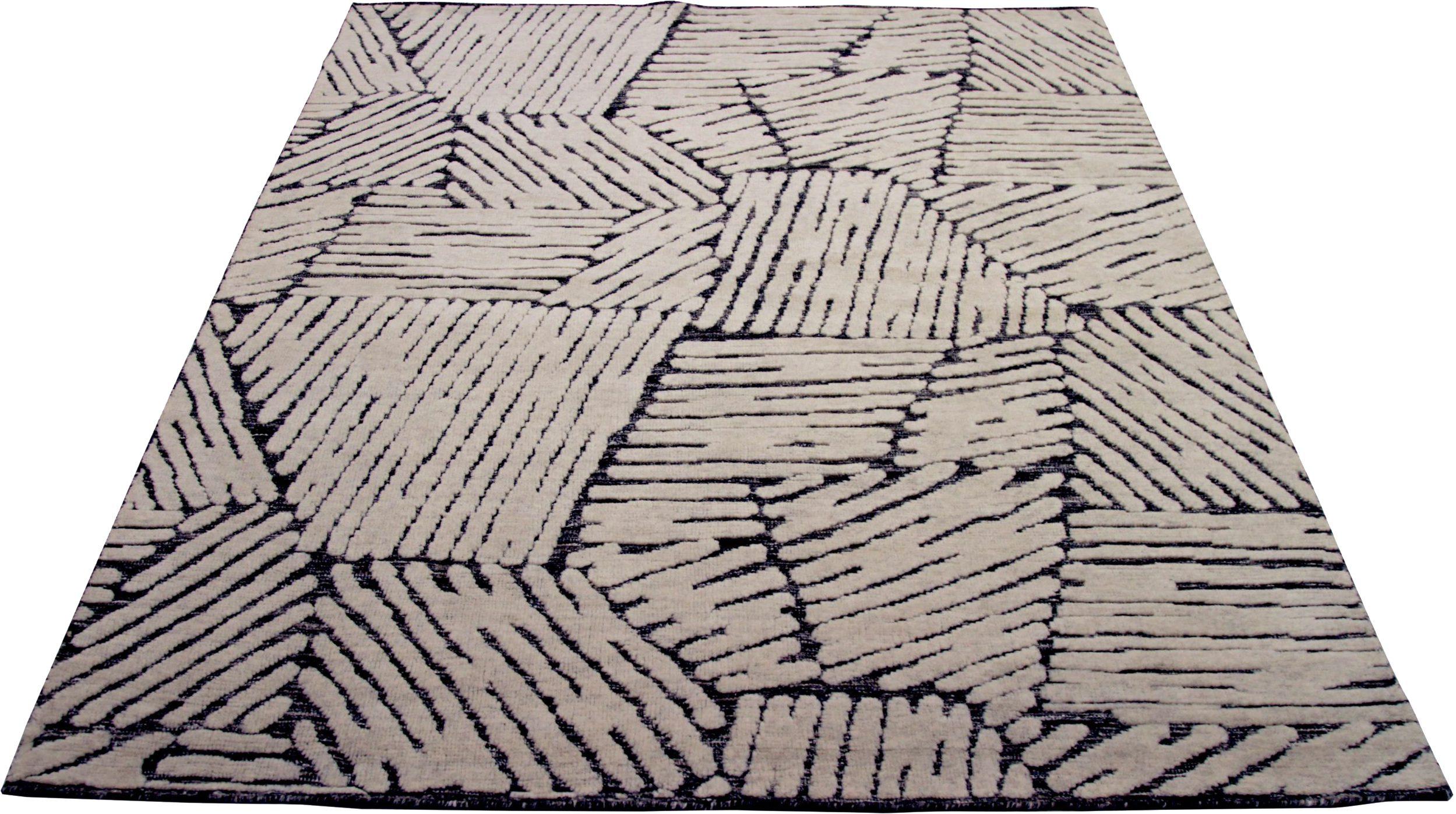 Descubre la elegancia de la alfombra pequeña Freeform de la India, Circa 1990. Diseñado con lana y marrón-marfil, este diseño exclusivo es perfecto para realzar tu espacio.