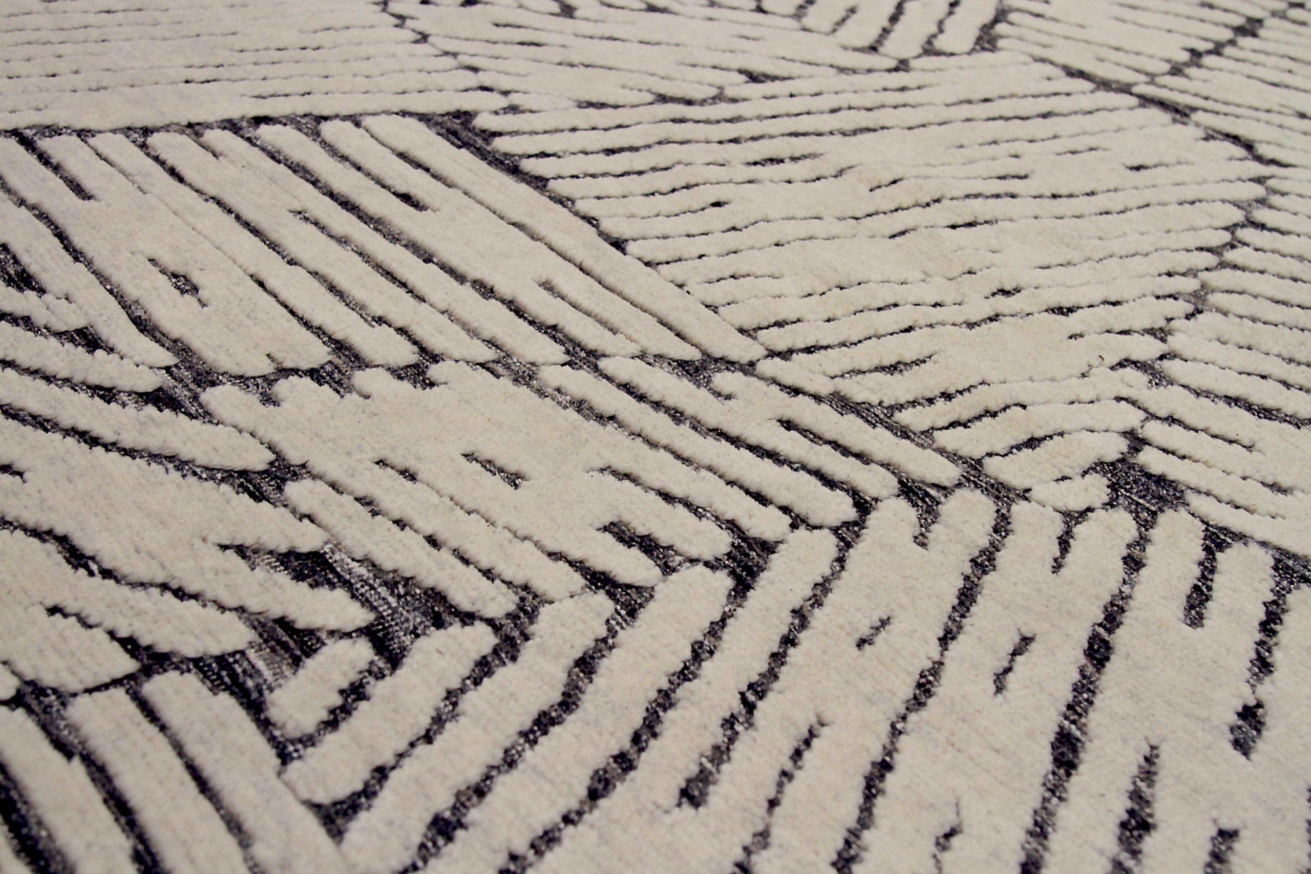 Alfombra India Freeform Small Circa 1990 - Lana Marrón Ivory Design - 90611 en Excelente estado para la venta en Dallas, TX