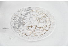 Tavolino con piedistallo figurato intagliato e dipinto a mano in India