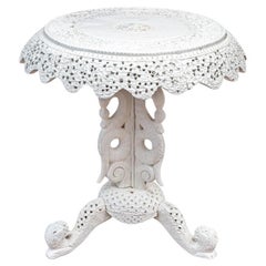 Table d'appoint à piédestal sculptée et peinte à la main en Inde
