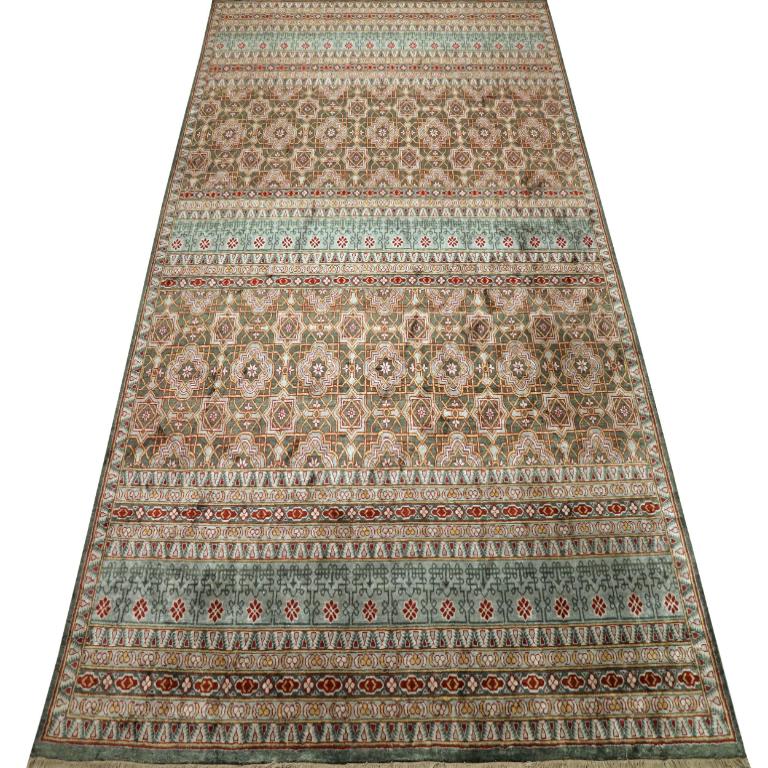 Découvrez l'élégance de l'Ikat de l'Inde avec les tapis de zone de Circa 1990. Conçu avec de la laine et du BlueGreenIvory, ce design exclusif est parfait pour mettre en valeur votre espace.