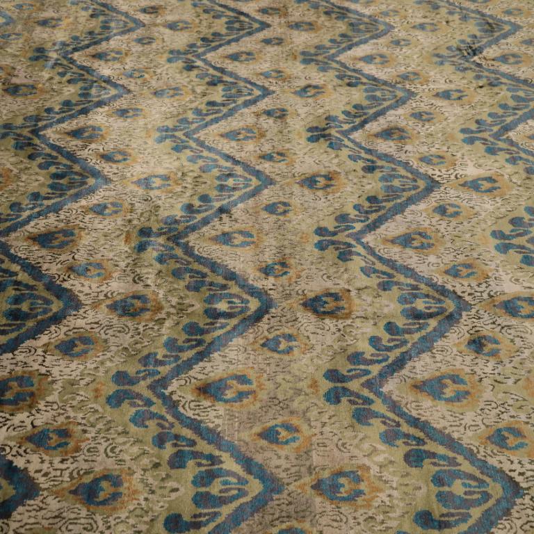 Entdecken Sie die Eleganz von India Ikat mit Teppichen aus der Zeit um 1990. Dieses exklusive Design aus Wolle und BlauGrünElfenbeinOrange ist perfekt, um Ihren Raum zu verschönern.