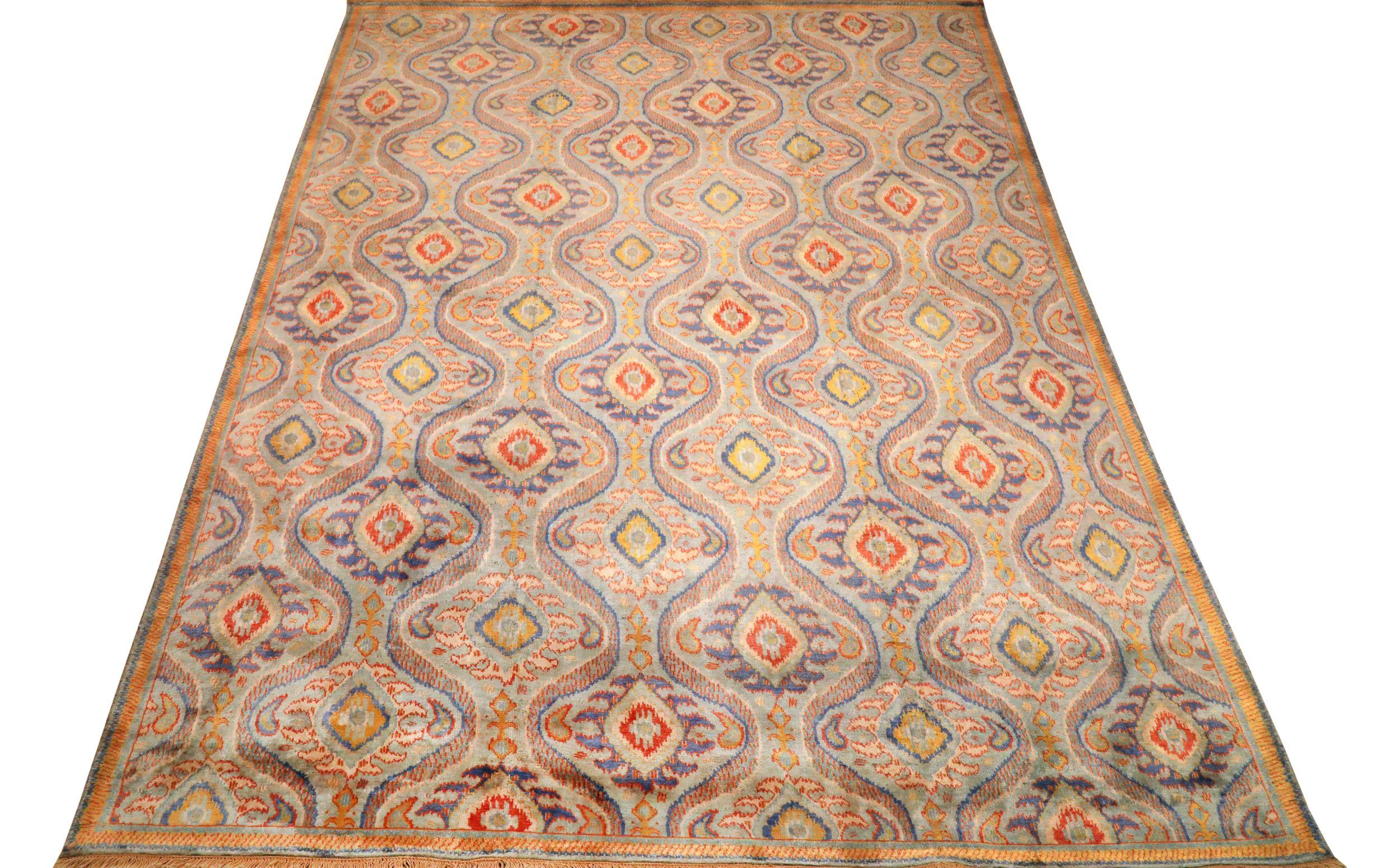 Découvrez l'élégance de l'Ikat de l'Inde avec les tapis de zone de Circa 1990. Conçu avec de la laine et du BlueIvoryRed, ce design exclusif est parfait pour mettre en valeur votre espace.