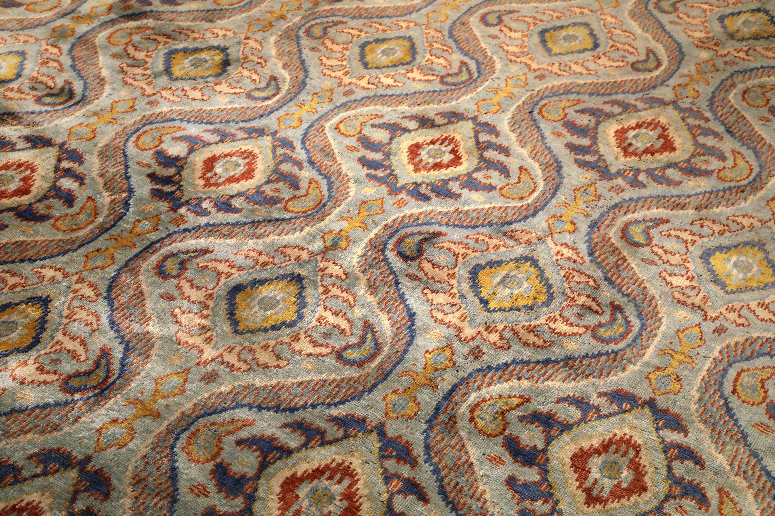 Moderne Tapis Ikat indiens en laine bleu ivoire rouge motif - 94121 en vente
