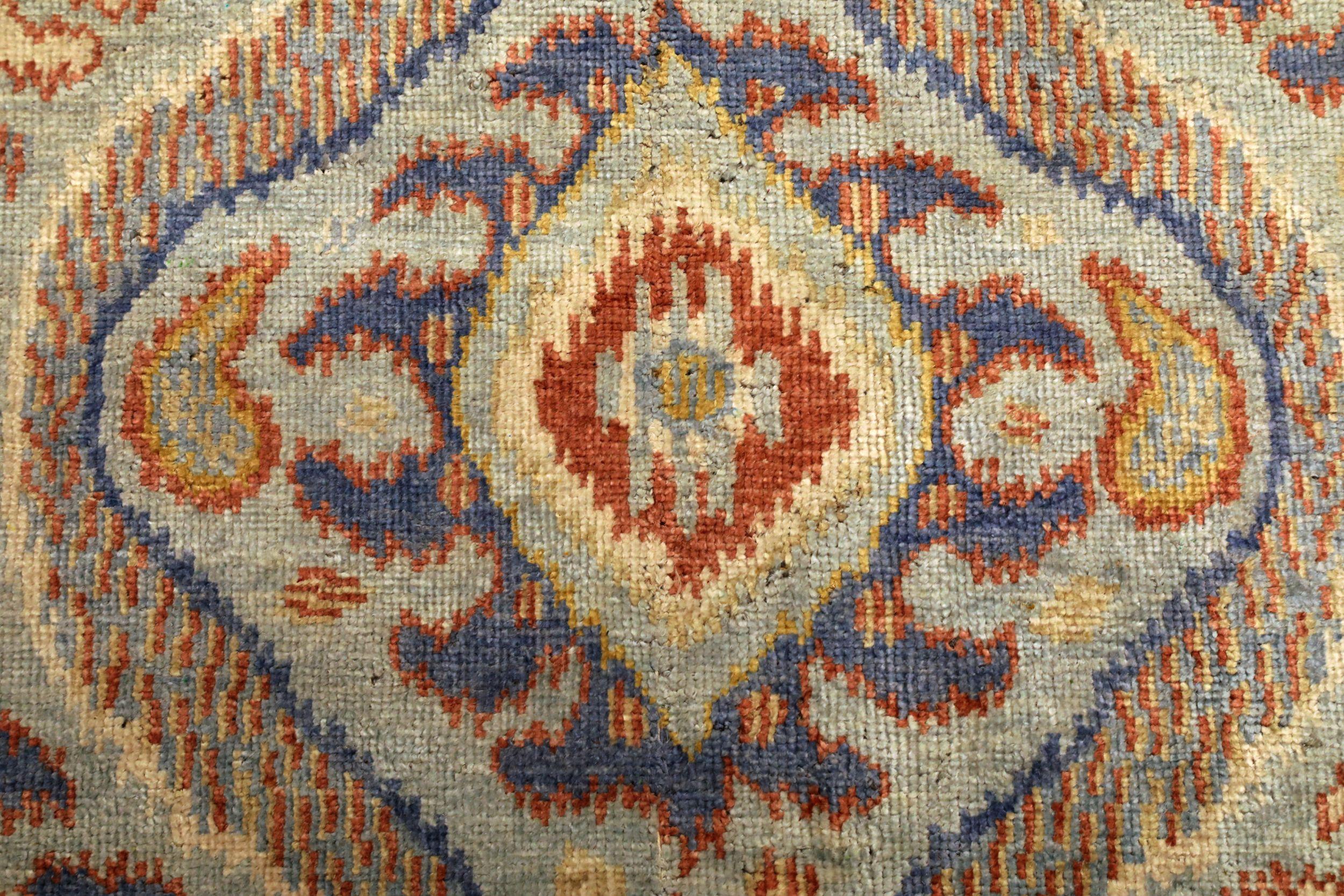 Noué à la main Tapis Ikat indiens en laine bleu ivoire rouge motif - 94121 en vente