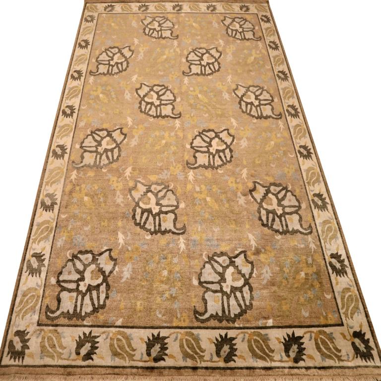 Scopri l'eleganza dell'India Ikat con i tappeti CIRCA del 1990. Progettato con lana e giallo marrone-avorio, questo design esclusivo è perfetto per valorizzare il tuo spazio.