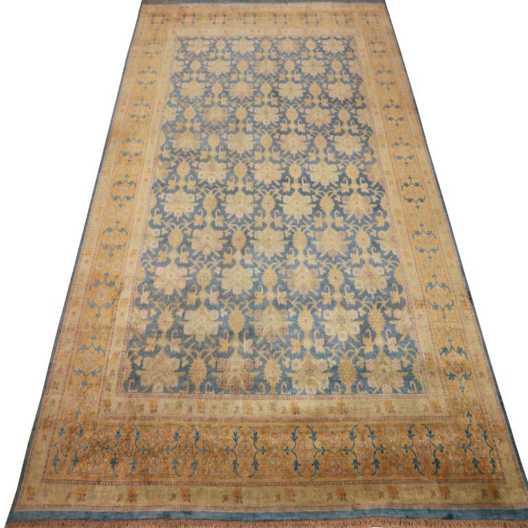 Découvrez l'élégance de l'Ikat de l'Inde avec les tapis de zone de Circa 1990. Conçu avec de la laine et du bleu/jaune marine, ce design exclusif est parfait pour mettre en valeur votre espace.