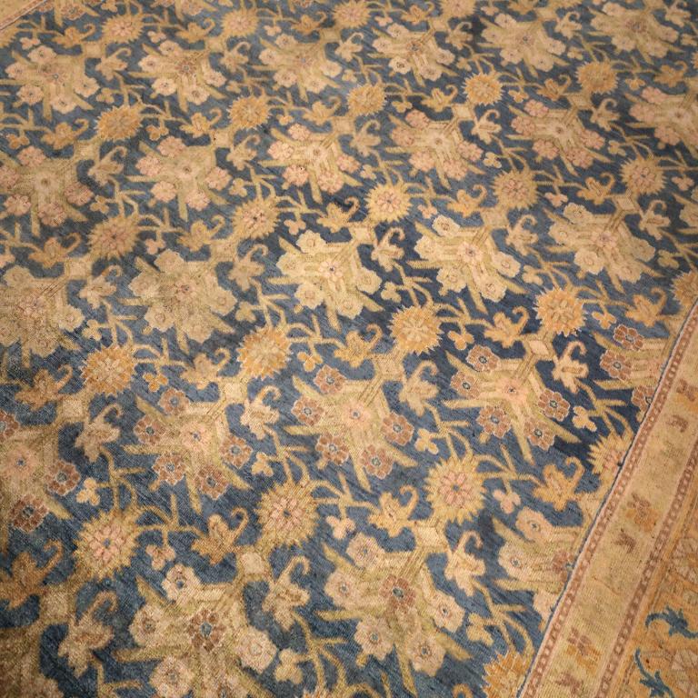 Moderne Tapis Ikat indiens en laine motif bleu marine et jaune - 94122 en vente