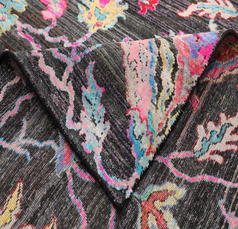 Entdecken Sie die Eleganz von India India mit den Area Rugs von Circa 1990. Dieses exklusive, mit viel Liebe zum Detail entworfene Design in BlauGrünPinkGelb ist perfekt, um Ihren Raum zu verschönern.
