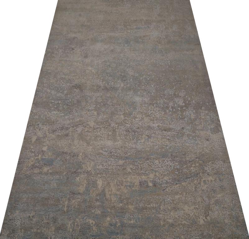 Découvrez l'élégance de l'Inde avec les tapis de sol de Circa 1990. Conçu avec une attention méticuleuse aux détails et BlueIvoryTaupe, ce design exclusif est parfait pour mettre en valeur votre espace.