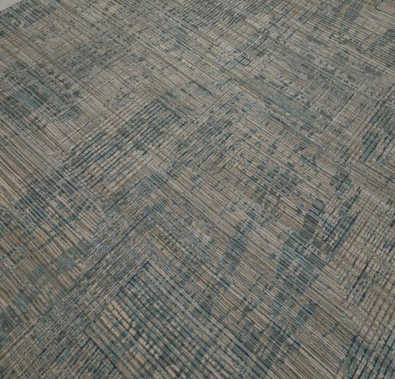 Moderne Tapis d'Inde en laine bleu vert ivoire taupe motif 93279 en vente