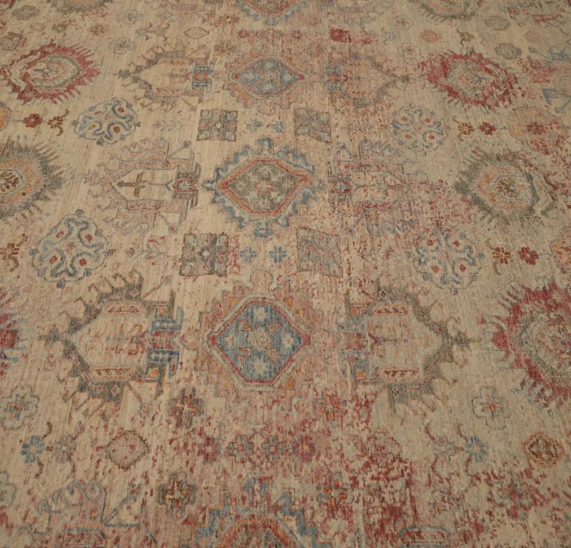 Entdecken Sie die Eleganz von India India mit den Area Rugs von Circa 1990. Dieses exklusive Design aus Wolle und Blau-Elfenbein-Orange-Rot ist perfekt, um Ihren Raum zu verschönern.