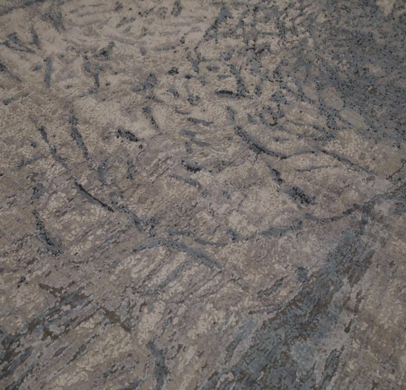 Moderne Tapis indiens de laine bleu ivoire taupe motif 93291 en vente