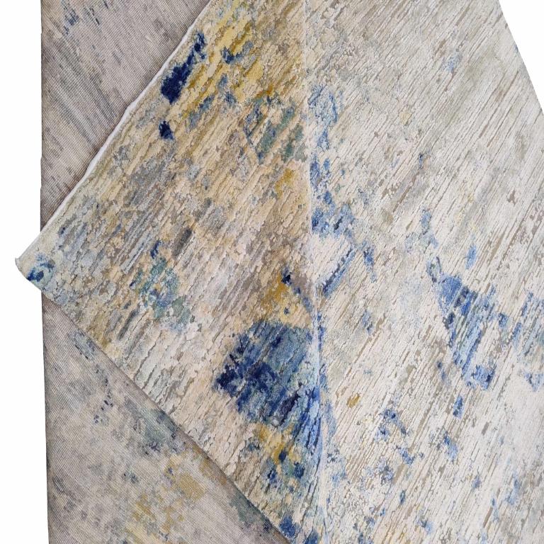 Découvrez l'élégance de l'Inde avec les tapis de sol de Circa 1990. Conçu avec de la Laine et du BleuIvoireJaune, ce design exclusif est parfait pour mettre en valeur votre espace.
