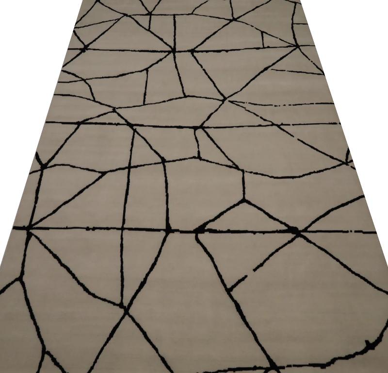 Entdecken Sie die Eleganz von India India mit den Area Rugs von Circa 1990. Dieses exklusive Design aus Wolle und Braun-Elfenbein ist perfekt, um Ihren Raum zu verschönern.