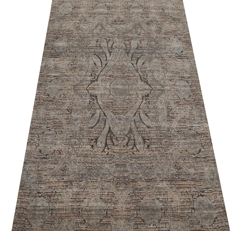 Entdecken Sie die Eleganz von India India mit den Area Rugs von Circa 1990. Dieses exklusive Design aus Wolle und Braun-Elfenbein-Taupe ist perfekt, um Ihren Raum zu verschönern.