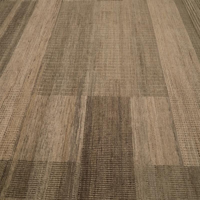 Scopri l'eleganza dell'Eleg con i tappeti per l'area CIRCA del 1990. Progettato con Lana e Marrone-Taupe, questo design esclusivo è perfetto per valorizzare il tuo spazio.