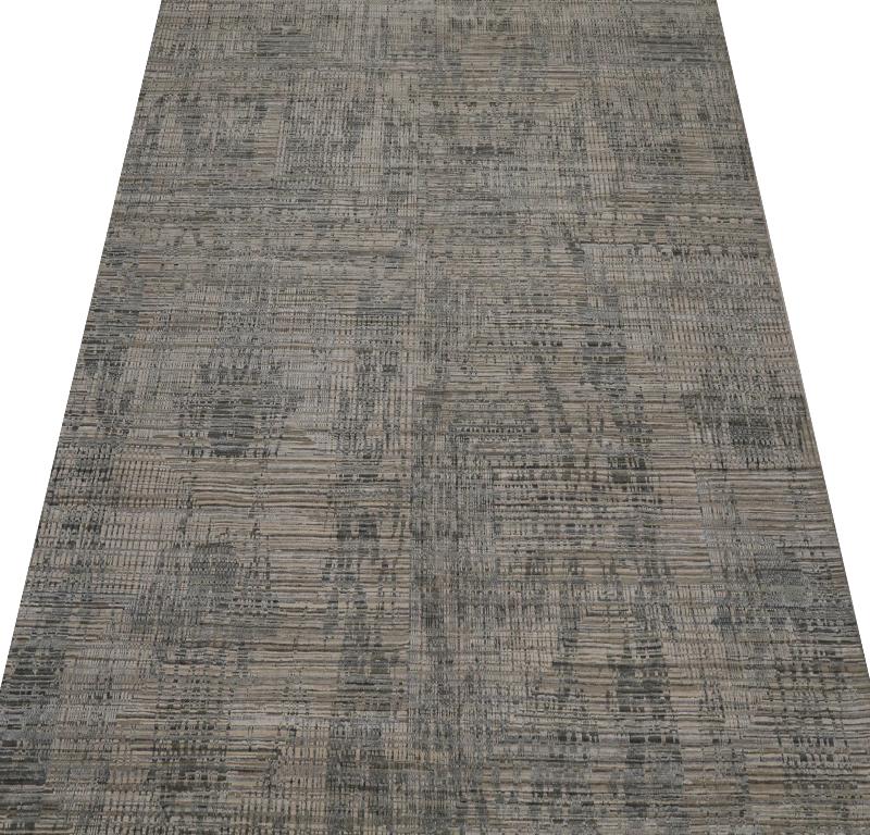 Découvrez l'élégance de l'Inde avec les tapis de sol de Circa 1990. Conçu avec de la laine et du gris-vert-ivoire, ce design exclusif est parfait pour mettre en valeur votre espace.