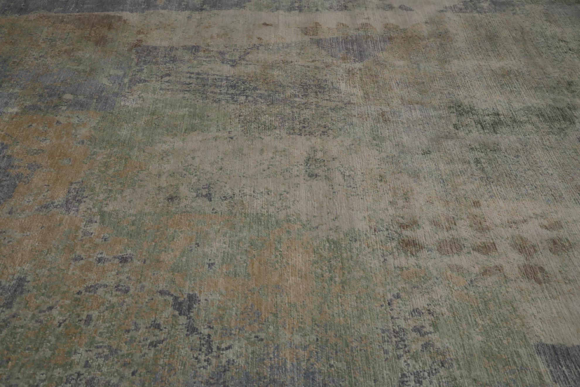 Moderne Tapis d'Inde gris, vert, ivoire et jaune - 99673 en vente