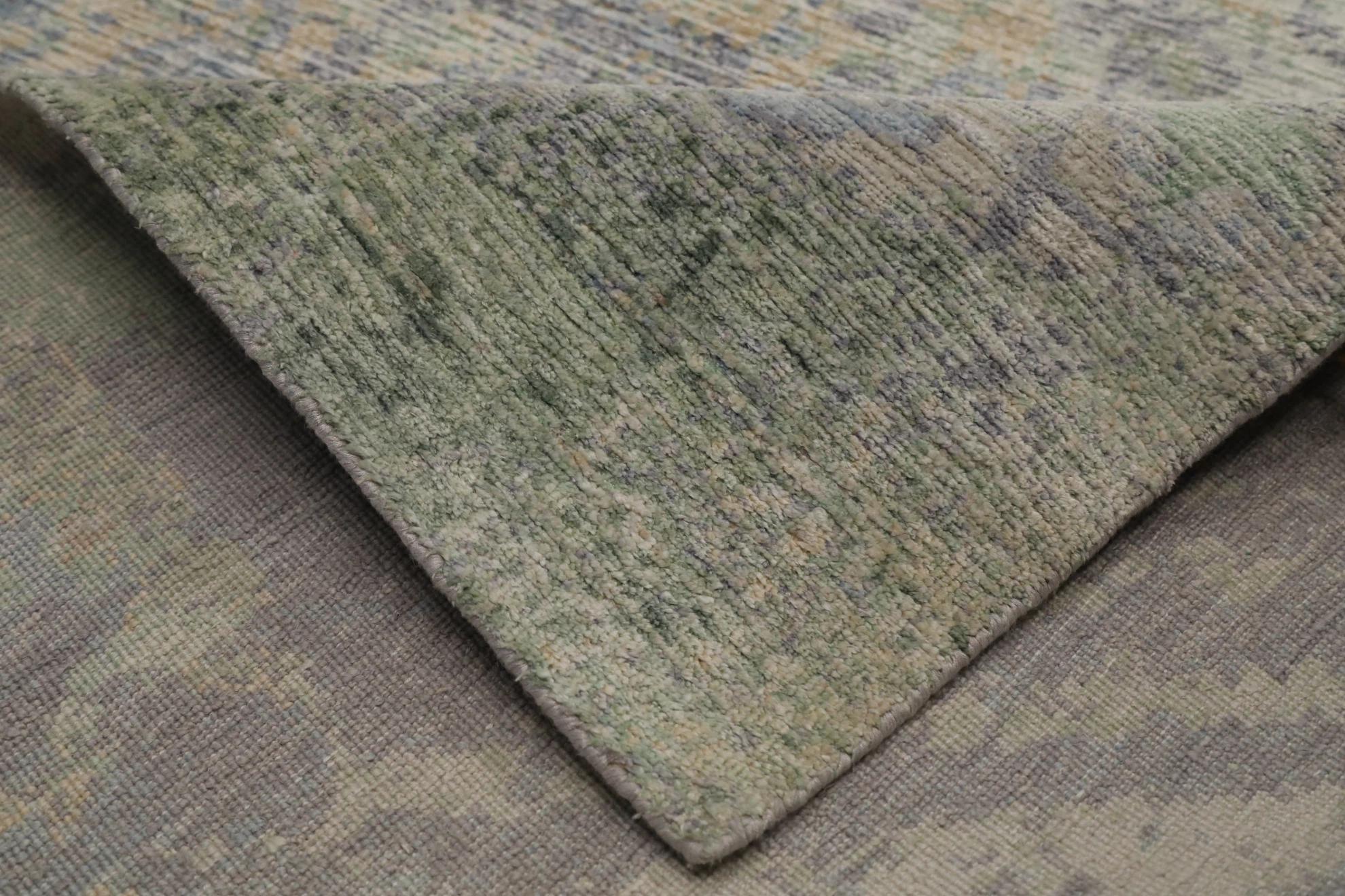Tapis d'Inde gris, vert, ivoire et jaune - 99673 Excellent état - En vente à Dallas, TX