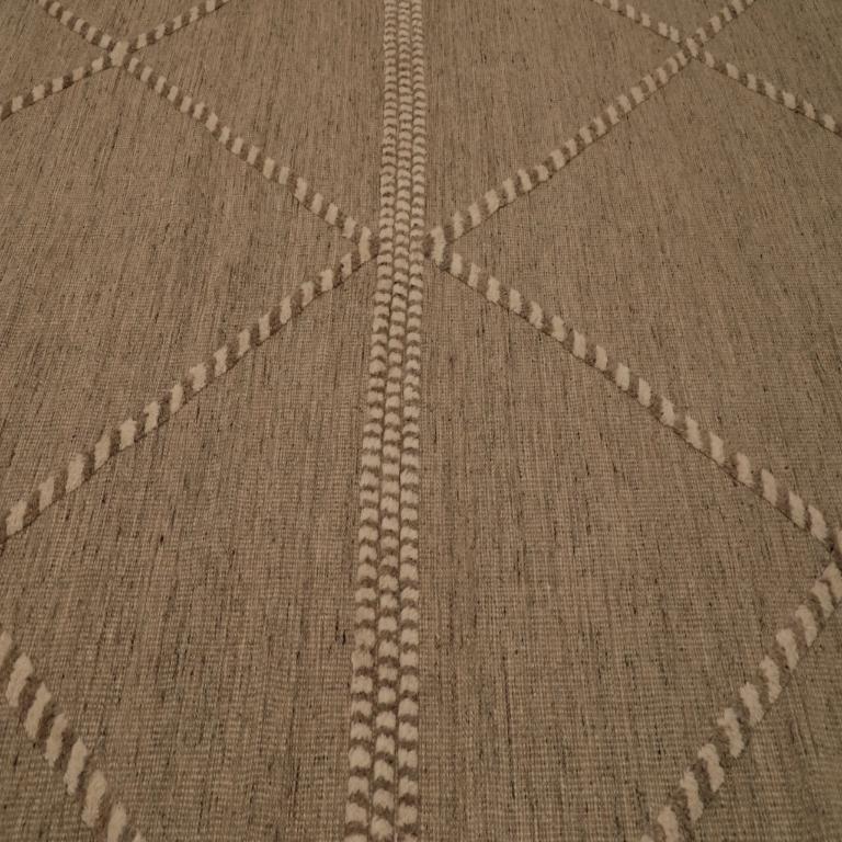 India Area Rug
Modern Texture: The Tufted Diamond Trellis Rug
This is a modern classic reimagined through the beautiful art of texture. This stunning area rug, crafted in India, takes the timeless Moroccan diamond pattern and gives it a