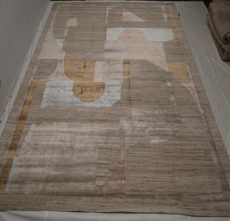 Entdecken Sie die Eleganz von India India mit dem Over Size Rug von CIRCA 1990. Dieses exklusive Design aus Wolle und BraunGrauElfenbeinTaupe eignet sich perfekt, um Ihren Raum zu verschönern.