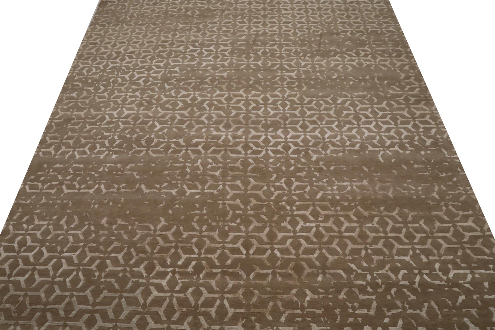 Scopri l'eleganza dell'India con il Tappeto Over Size di CIRCA 1990. Progettato in lana e marrone-avorio, questo design esclusivo è perfetto per valorizzare il tuo spazio.