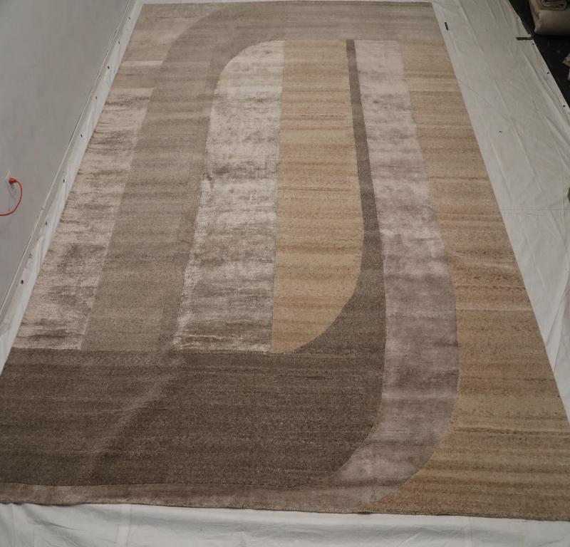 Entdecken Sie die Eleganz von India India mit dem Over Size Rug von CIRCA 1990. Dieses exklusive Design aus Wolle und Braun-Elfenbein-Taupe ist perfekt, um Ihren Raum zu verschönern.