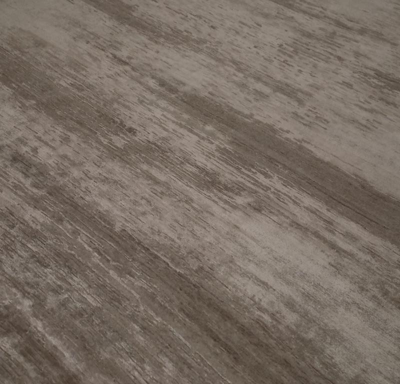 Entdecken Sie die Eleganz von India India mit dem Over Size Rug von CIRCA 1990. Dieses exklusive Design aus Wolle und Braun-Elfenbein-Taupe ist perfekt, um Ihren Raum zu verschönern.