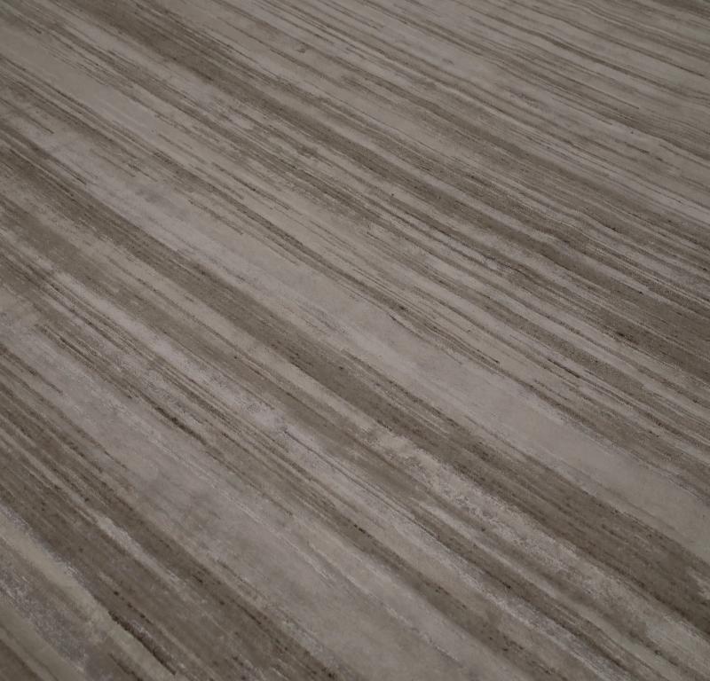 Entdecken Sie die Eleganz von India India mit dem Over Size Rug von CIRCA 1990. Dieses exklusive Design aus Wolle und Braun-Elfenbein-Taupe ist perfekt, um Ihren Raum zu verschönern.