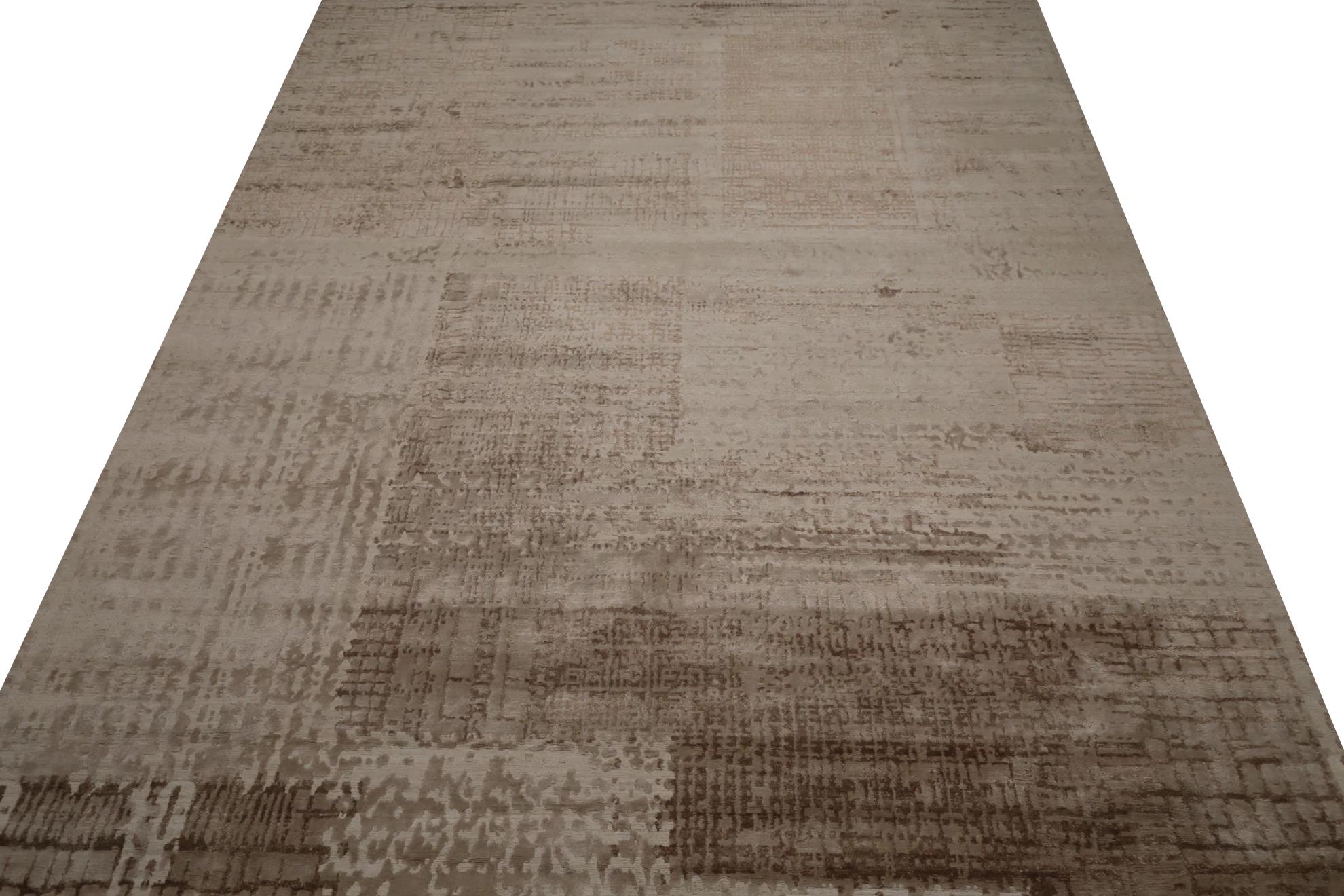 Découvrez l'élégance de l'Inde avec le tapis Over Size de Circa 1990. Conçu avec de la laine et du BrownTaupe, ce design exclusif est parfait pour mettre en valeur votre espace.